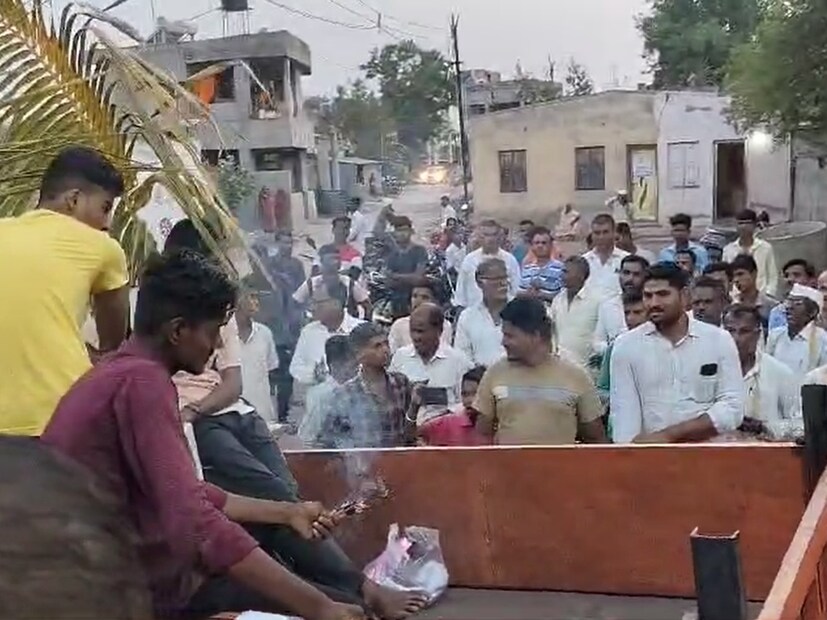 अहमदनगर जिल्ह्यातील शेवगाव तालुक्यातील जोहरापूर गावामध्ये एक वानराचा उष्माघाताने मृत्यू झाल्याची घटना घडली. उष्मघातामुळे वानर गेल्या दोन-तीन दिवसांपासून आजारी होते. वानरावर जोहरापूर येथे उपचार ही केले गेले, परंतु वानराच्या प्रकृतीत सुधारणा झाली नाही. अखेर त्याचा मृत्यू झाला. 