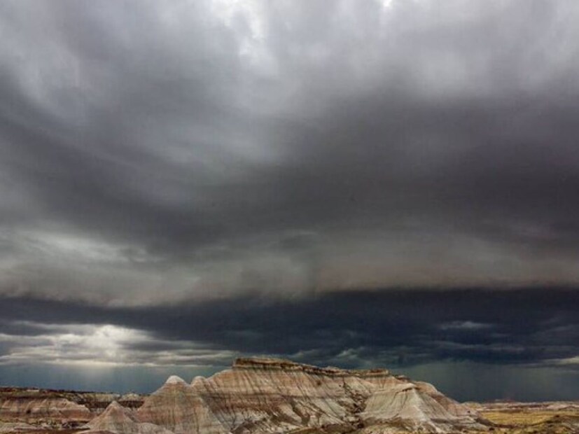  दरम्यान हवामान विभागानं वर्तवलेल्या अंदाजानुसार आज <a href="https://news18marathi.com/mumbai/">मुंबईमध्ये</a> हलक्या ते मध्यम स्वरुपाच्या पावसाची शक्यता आहे. हा <a href="https://news18marathi.com/tag/rain/">मान्सून पूर्व पाऊस</a> असेल तर पुढील एक ते दोन दिवसांत मान्सून मुंबईत धडकणार असून त्यानंतर मान्सूनच्या सरी कोसळतील.
