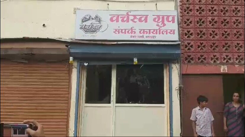 माजी नगरसेवक आणि शिवसेनेचे संपर्क प्रमुख सचिन जाधव यांचे कार्यकर्ते आणि वर्चस्व ग्रुपचे सागर मुर्तडक यांच्या कार्यकर्त्यांमध्ये किरकोळ वादातून तुफान दगडफेक झाली आहे. 
