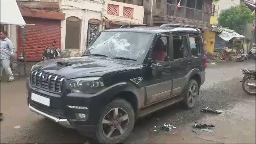 कार्यकर्त्यांमध्ये झालेल्या या दगडफेकीनंतर मंगल गेट परिसरात तणाचं वातावरण निर्माण झालं आहे. 