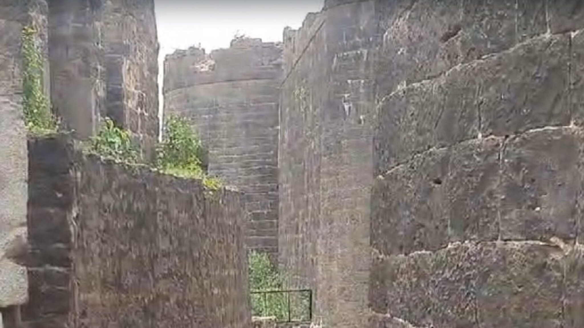 दहा दिवसांपूर्वी लग्न, किल्ल्यावर फिरायला गेलेल्या नववधूला फोटो काढणं बेतलं जीवावर, तरुणीचा मृत्यू