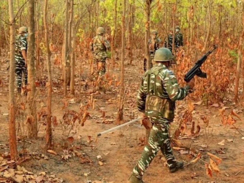 या चकमकीत दोन महिला आणि एक पुरुष माओवादी एकूण तीन माओवाद्यांना ठार मारण्यात पोलिसांना यश आल आहे. 