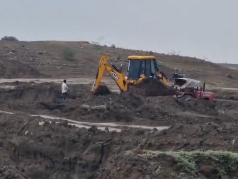 नाझरे धरणात मोठ्या प्रमाणात गाळाचे प्रमाण असून धरणातील गाळ काढल्यास पाणीसाठा क्षमता वाढणार आहे. दहा वर्षात दोन ते तीन वर्षे धरणातील पाणी आटल्याने दुष्काळी परिस्थितीला पुरंदरवासियांना सामोरे जावे लागत आहे.