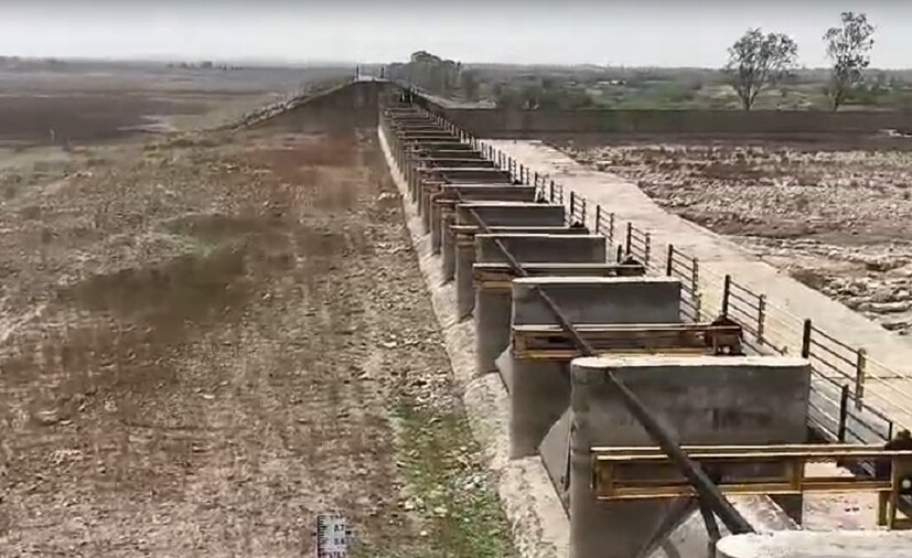 पुरंदर व बारामतीला वरदान ठरलेले नाझरे धरण पूर्णपणे कोरडे पडले आहे. धरणाला अक्षरशः भेगा पडला असून धरण कोरडे पडल्याने 56 गावांवर पाणी टंचाईचे मोठे संकट निर्माण झाले आहे पुरंदर व बारामतीला वरदान ठरलेले नाझरे धरण पूर्णपणे कोरडे पडले आहे. धरणाला अक्षरशः भेगा पडला असून धरण कोरडे पडल्याने 56 गावांवर पाणी टंचाईचे मोठे संकट निर्माण झाले आहे