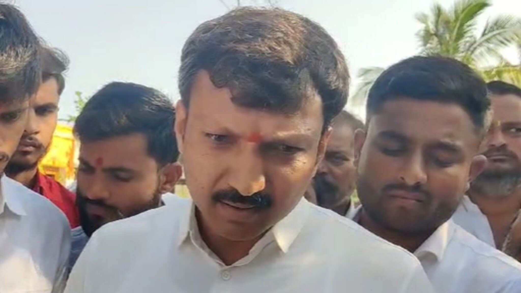 Maharashtra politics : विधानसभा निवडणुकीपूर्वी ठाकरे गटाला मोठा दणका, ओमराजे निंबाळकरांवर निवडणूक आयोगाची मोठी कारवाई