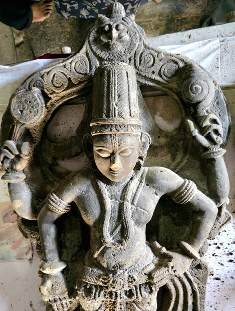 एकाचवेळी 5 ते 7 मूर्ती सापडल्यामुळे आश्चर्य व्यक्त केलं जातं आहे. इतक्या वर्षानंतरही मूर्ती या जशाच तशा अवस्थेत आहे.
