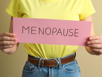 मासिक पाळी थांबण्याचं योग्य वय काय? अकाली रजोनिवृत्तीची लक्षणं कोणती?