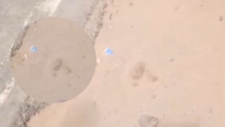 जमिनीतून निघत आहे बुडबुडे जमिनीतून निघत आहे बुडबुडे