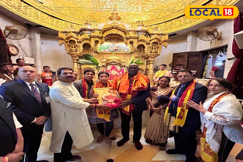   सिद्धिविनायक मंदिर हे मुंबईकरांचं आराध्य दैवत आहे. श्री गणेशाच्या सर्वात प्रमुख मंदिरांपैकी एक असलेल्या मंदिरात दर्शनासाठी लाखो भाविक येतात.