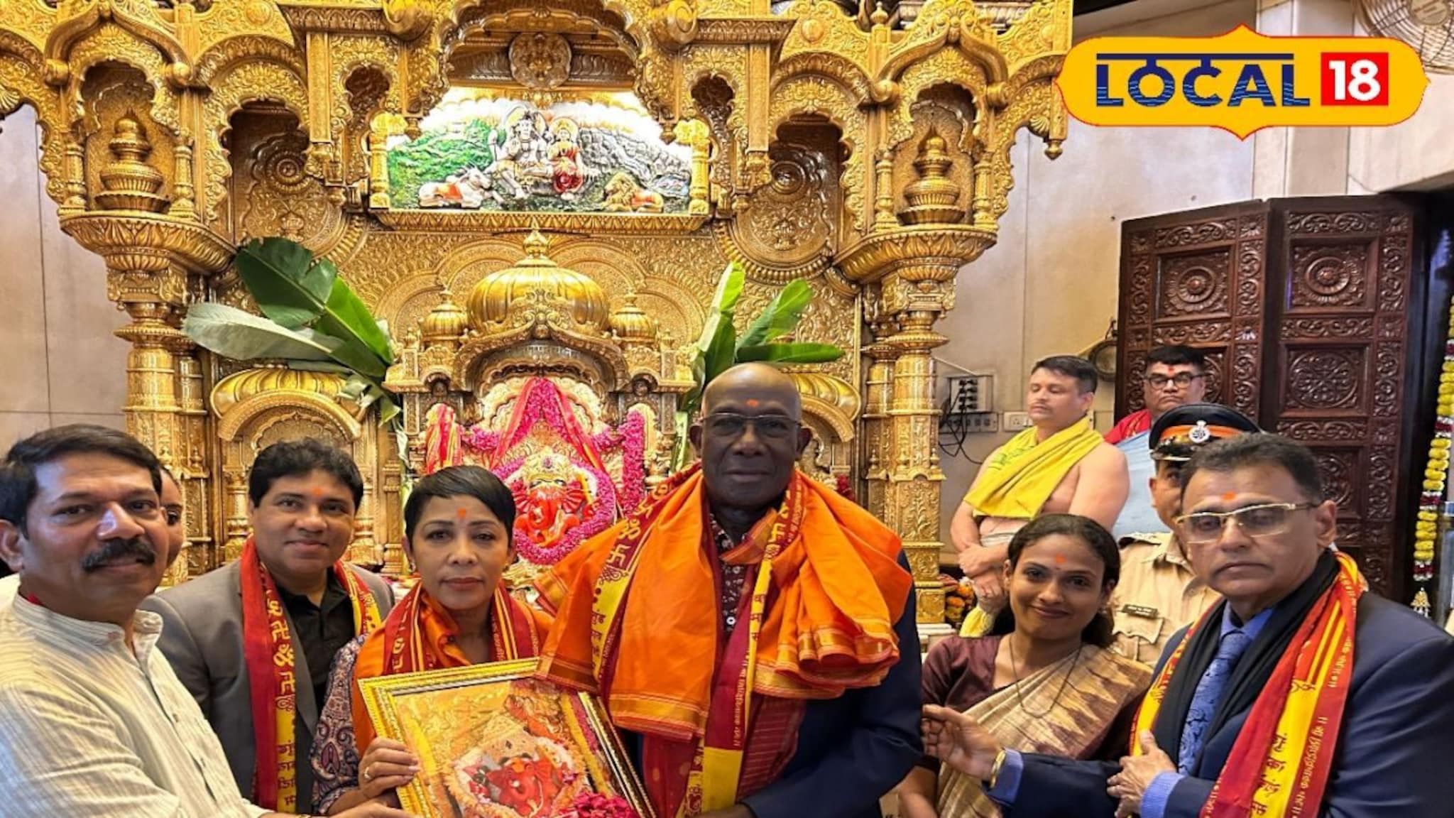 त्रिनिदाद आणि टोबॅगोचे पंतप्रधान सिद्धिविनायक चरणी नतमस्तक, सपत्नीक घेतलं दर्शन, PHOTOS