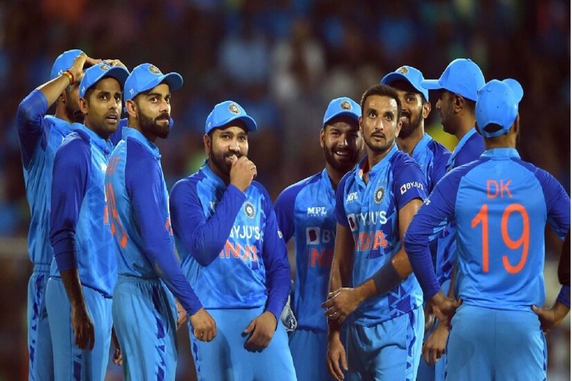 2 जून पासून आयसीसी टी 20 वर्ल्ड कप 2024 ला सुरुवात होणार आहे. या स्पर्धेत यंदा 20 संघानी सहभाग घेतला असून यात भारत, पाकिस्तान, आयर्लंड, कॅनडा, यूएसए, इंग्लंड ऑस्ट्रेलिया, नामिबीया, स्कॉटलंड, ओमन, न्यूझीलंड, वेस्ट इंडिज,अफगाणिस्तान, युगांडा, पापुआ न्यू गिनी, साऊथ आफ्रिका, श्रीलंका, बांगलादेश, नेदरलँड आणि नेपाल या संघांचा समावेश आहे. यंदा टी 20 वर्ल्ड कपमध्ये एकूण 55 सामने खेळवले जातील. 2 जून पासून आयसीसी टी 20 वर्ल्ड कप 2024 ला सुरुवात होणार आहे. या स्पर्धेत यंदा 20 संघानी सहभाग घेतला असून यात भारत, पाकिस्तान, आयर्लंड, कॅनडा, यूएसए, इंग्लंड ऑस्ट्रेलिया, नामिबीया, स्कॉटलंड, ओमन, न्यूझीलंड, वेस्ट इंडिज,अफगाणिस्तान, युगांडा, पापुआ न्यू गिनी, साऊथ आफ्रिका, श्रीलंका, बांगलादेश, नेदरलँड आणि नेपाल या संघांचा समावेश आहे. यंदा टी 20 वर्ल्ड कपमध्ये एकूण 55 सामने खेळवले जातील.