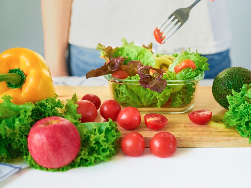 अल्कलॉइड म्हणजे काय? : अल्कलॉइड ही शक्तिशाली रसायने आहेत, जी वनस्पतींद्वारे कीटकांपासून संरक्षण करण्यासाठी सोडतात. हे अल्कलॉइड प्राण्यांसाठी विषासारखे आहेत. ते बटाट्याच्या सालीमध्ये तसेच झाडाच्या स्टेम आणि पानांमध्ये देखील आढळतात. 