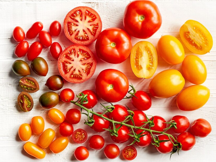 टोमॅटो कसे खावेत? : टोमॅटो खाण्यापूर्वी त्यातील बिया काढून टाकल्या पाहिजेत. साल ब्लँच करणे आणि नंतर बिया काढून टाकणे देखील चांगले मानले जाते. परिणाम सामान्य करण्यासाठी टोमॅटो खाताना त्याची साल काढून तुपात शिजवा. 