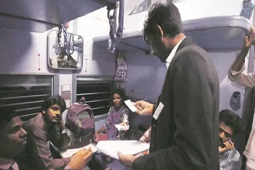 टीटीई नेहमी काळ्या रंगाचे कोट परिधान करतात आणि त्यांच्या कोटवर टीटीई असे लिहिलेले असते. टीटीईची सर्व कामे ही ट्रेनच्या आतमध्ये होतात. (फोटो सौजन्य - इंटरनेट)