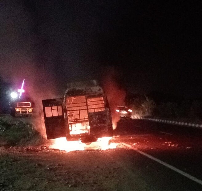 तापमानात वाढ झाल्याने वाहनात आग लागल्याच्या घटना घडत आहे. मागील आठ दिवसात जिल्ह्यात 4 ठिकाणी वाहनांना आग लागल्याची घटना घडल्या आहेत.