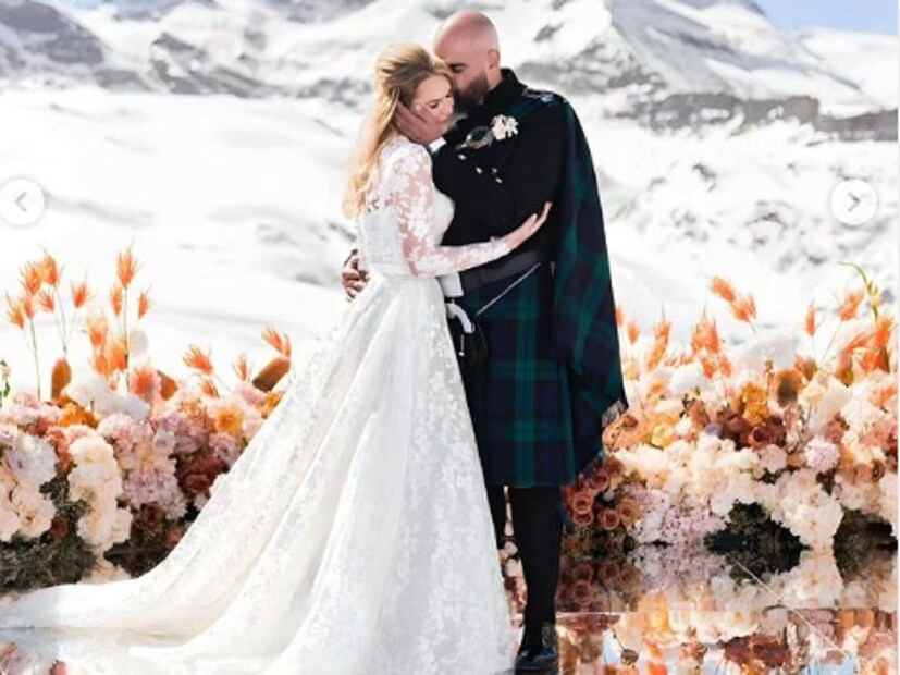 आपलं लग्न हटके असावं असं प्रत्येकाला वाटतं. <a href="https://news18marathi.com/tag/wedding-news/">कुणी लग्न वेडिंग हॉलमध्ये, कुणी हॉटेल, कुणी खुल्या मैदानात, कुणी समुद्रकिनाऱ्यावर करतं. आता तर डेस्टिनेशन वेडिंगही होतात</a>. पण एका कपलनं अशा ठिकाणी लग्न केलं आहे, ज्याचा तुम्ही कधी विचारही केला नसेल.