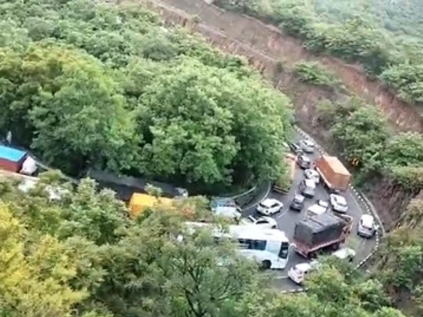 मोठी बातमी समोर येत आहे, ती म्हणजे खंबाटकी घाटात मोठी वाहतूक कोंडी निर्माण झाली आहे. वाहनांच्या रांगाच रांगा लागल्या आहेत. मोठी बातमी समोर येत आहे, ती म्हणजे खंबाटकी घाटात मोठी वाहतूक कोंडी निर्माण झाली आहे. वाहनांच्या रांगाच रांगा लागल्या आहेत.