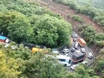 photos : खंबाटकी घाटात मोठी वाहतूक कोंडी, वाहनांच्या रांगाच रांगा photos : खंबाटकी घाटात मोठी वाहतूक कोंडी, वाहनांच्या रांगाच रांगा