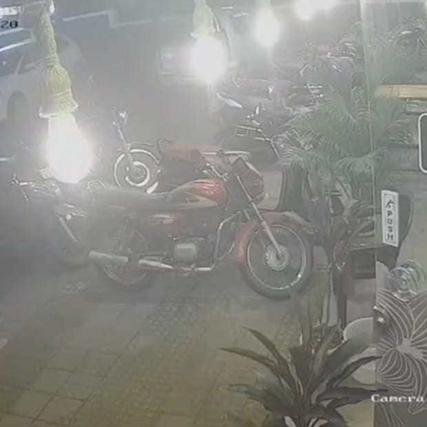 चिपळूणमधून एक धक्कादायक प्रकार समोर आला आहे, कार चालकानं आपली कार थेट हॉटेलमध्ये घुसवण्याचा प्रयत्न केला आहे. चिपळूणमधून एक धक्कादायक प्रकार समोर आला आहे, कार चालकानं आपली कार थेट हॉटेलमध्ये घुसवण्याचा प्रयत्न केला आहे.