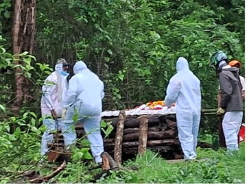 जो कोणी अंत्यसंस्कारासाठी स्मशानभूमीत गेला तो जखमी होऊन आला; सिंधुदुर्गात खळबळ जो कोणी अंत्यसंस्कारासाठी स्मशानभूमीत गेला तो जखमी होऊन आला; सिंधुदुर्गात खळबळ