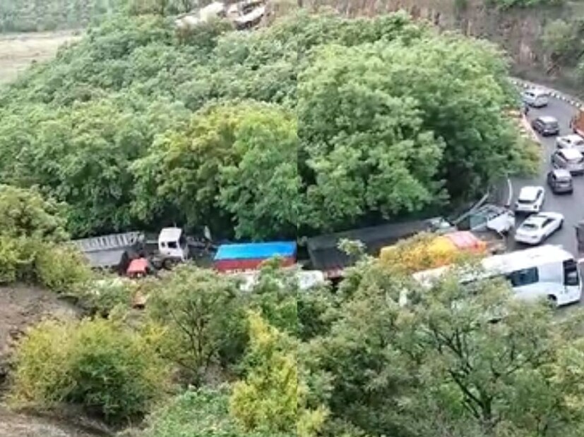 खंबाटकी घाटात पुण्याकडून साताऱ्याकडे जाणारी वाहतूक विस्तळित झाली असून, प्रवाशांना मोठा मनस्ताप सहन करावा लागत आहे. 