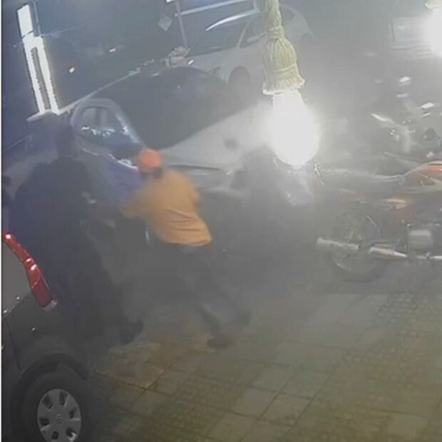 चिपळूणमधील ओमिझ हॉटेल परिसरात ही घटना घडली आहे. या अपघातामध्ये तिथे उपस्थित असलेले ग्राहक थोडक्यात बचावले आहेत. 