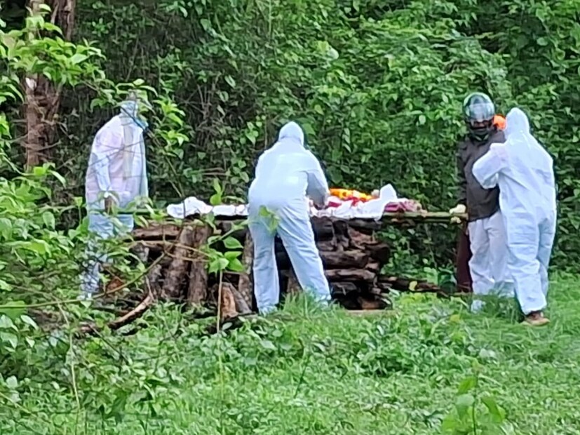 या घटनेत अनेक जण गंभीर जखमी झाले आहेत. अखेर दोन तासांनंतर पीपीई कीट घालून मृतदेहावर अंत्यसंस्कार करण्यात आले. या प्रकाराणं एकच गोंधळ उडाला. 