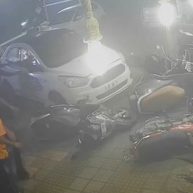 हॉटेलमध्ये झालेल्या बाचाबाचीमुळे संतप्त कार चालकाने कार थेट हॉटेलमध्ये घुसवण्याचा प्रयत्न केल्याची माहिती समोर आली आहे. 