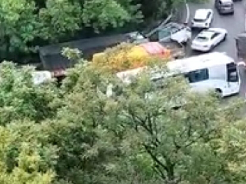 घाटातील दत्त मंदिर कॉर्नर जवळ एक गाडी बंद पडल्यामुळे घाटात गाड्यांच्या लांबच लांब रांगा लागल्या आहेत. 