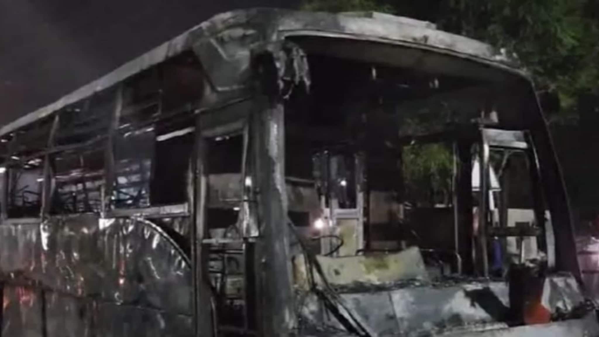Buldhana accident : बुलढाण्यात मोठी दुर्घटना; 48 प्रवाशी असलेली ट्रॅव्हल्स बस जळून खाक, घटनास्थळाचे पहिले photos