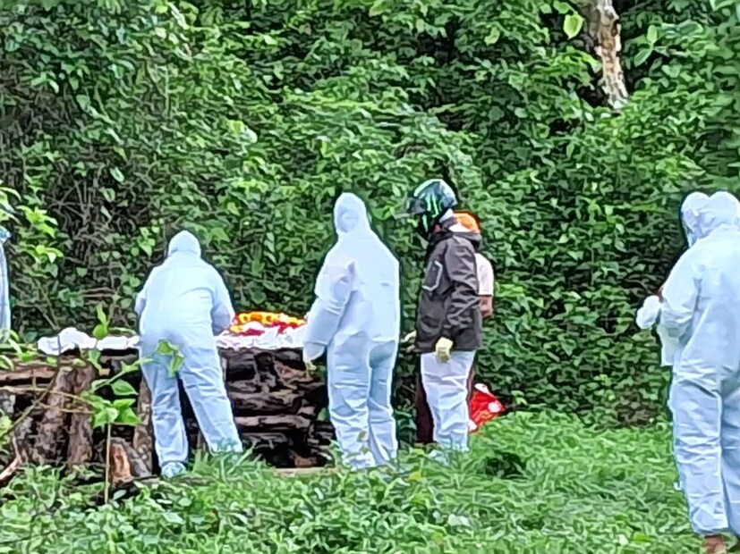  ही घटना <a href="https://news18marathi.com/tag/sindhudurg-news/">सिंधुदुर्ग जिल्ह्यातल्या</a> महंमदवाडी गावात घडली आहे. सर्व जण मृत व्यक्तीच्या अंत्यसंस्कारासाठी स्मशानभूमीत गेले होते. मात्र याचदरम्यान मधमाशांनी त्यांच्यावर हल्ला केला.