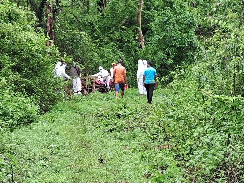 त्यामुळे त्यांना मृतदेहावर अंत्यसंस्कार करता आले नाही, अखेर दोन तासांनी पीपीई कीट घालून मृतदेहावर अंत्यसंस्कार करण्यात आले. 