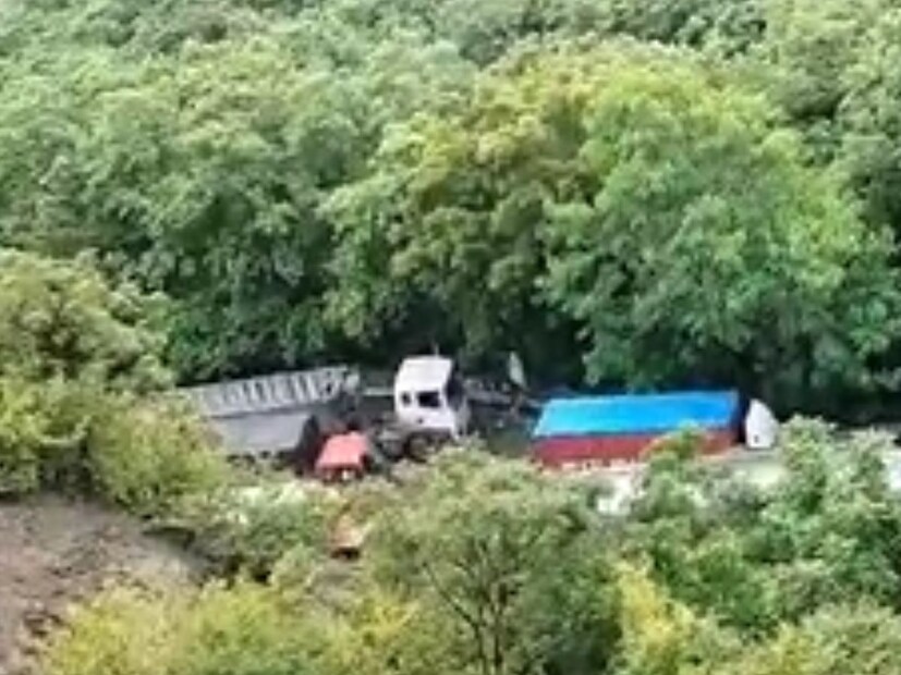 वाहतूक पोलिसांकडून रस्ता मोकळा करण्याचा प्रयत्न सुरू आहे. मात्र रविवारमुळे ट्राफिक जास्त असल्यानं वाहतूक कोंडी सोडवताना अडचणी येत आहेत. 