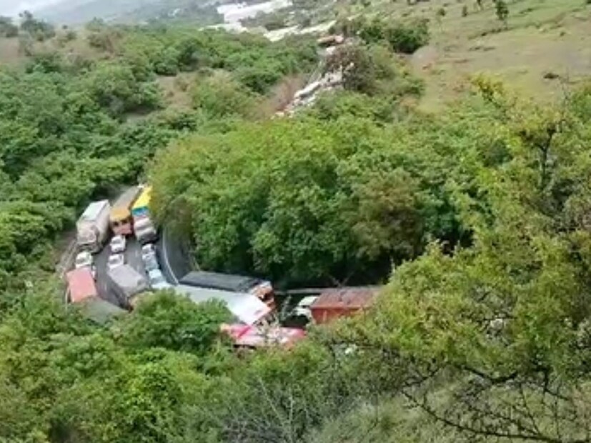 दरम्यान खंबाटकी घाटात मोठी वाहतूक कोंडी निर्माण झाली असून, याचा फटका हा प्रवाशांना बसत आहे. वाहनांच्या रांगाच रांगा लागल्या आहेत. 