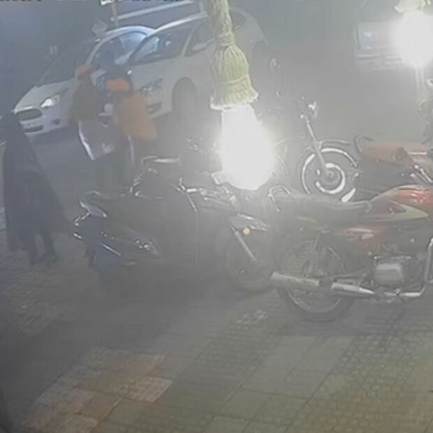 दरम्यान या घटनेनंतर संतप्त ग्राहकांकडून या कार चालकाला चांगलाच चोप देण्यात आला आहे. 