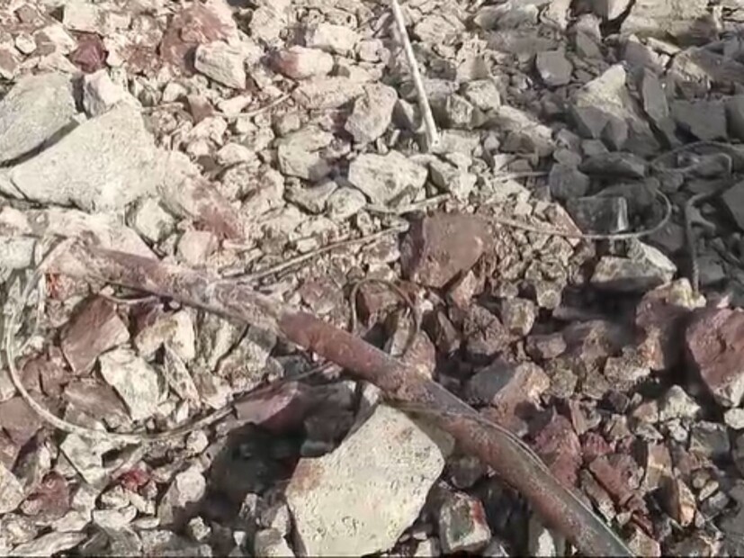या दुर्घटनेत सुरज इनामदार, नागनाथ गावडे, जब्बार इनामदार, या तिघांचा जागीच मृत्यू झाला आहे. तर एक जण गंभीर जखमी झाला आहे. 