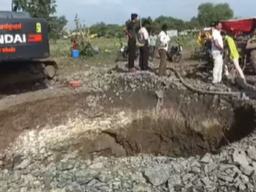 दरम्यान या घटनेमुळे गावात हळहळ व्यक्त करण्यात येत असून, फॉरेन्सिक टीम घटनास्थळी दाखल झाली आहे. 