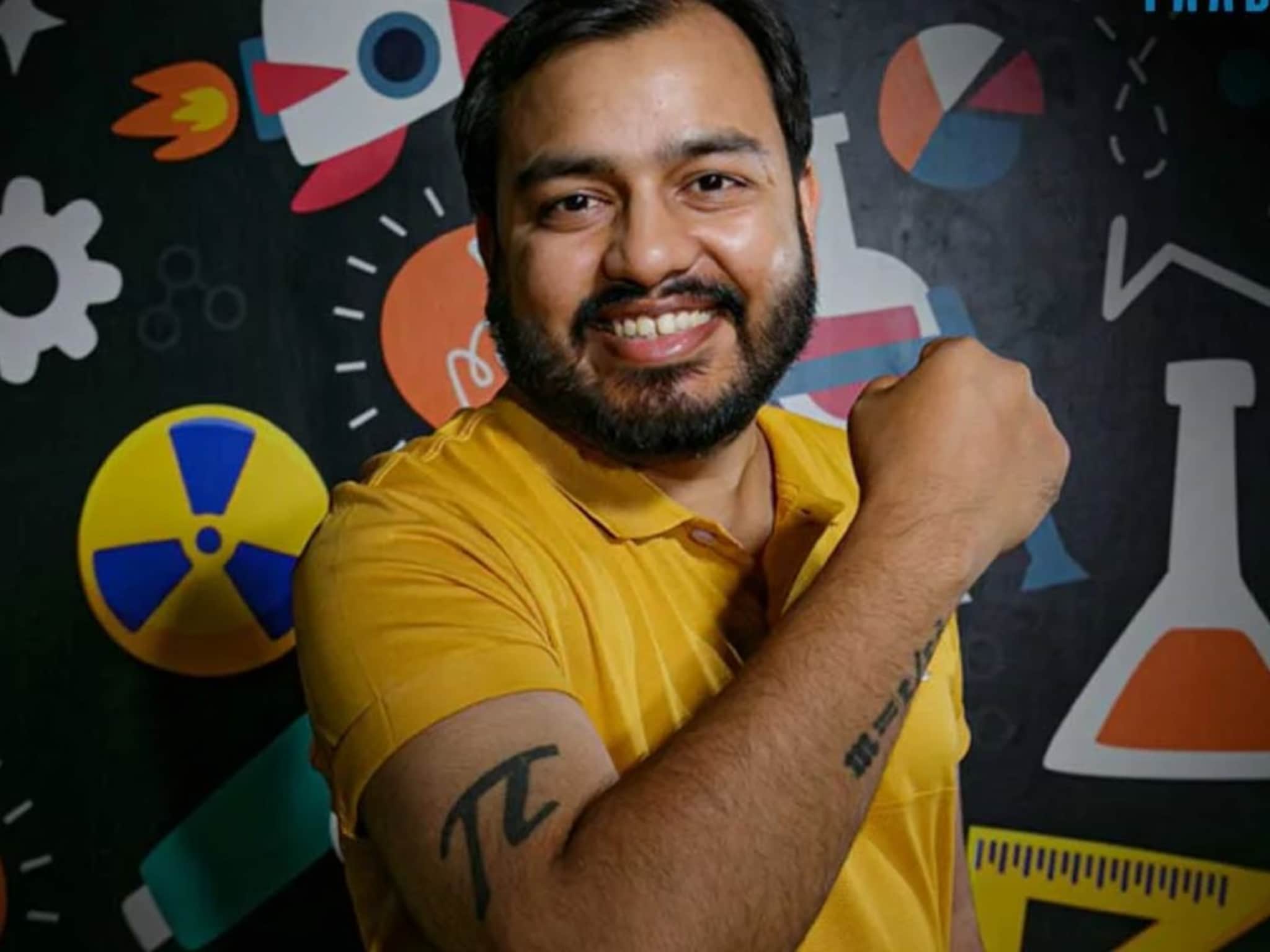 शिक्षणासाठी वडिलांनी विकलं घर; तर मुलानं ट्यूशन घेत उभारली 8000 कोटींची कंपनी