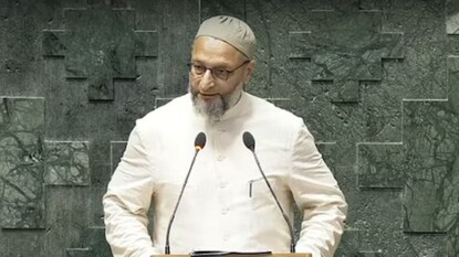 शपथ घेताना ओवेसींच्या घोषणांवरून गदारोळ