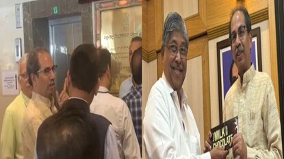 आधी लिफ्टमध्ये भेट; मग चॉकलेट, भाजप-ठाकरेंमध्ये चाललंय काय? आधी लिफ्टमध्ये भेट; मग चॉकलेट, भाजप-ठाकरेंमध्ये चाललंय काय?