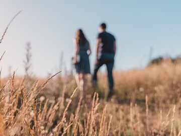 फिरायला गेलं होतं कपल; रस्त्यात दिसलं असं काही बायको नवर्‍यालाही सोडून पळाली