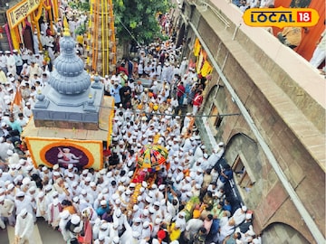 ठिकठिकाणच्या वाहतुकीत बदल करण्यात आला आहे.