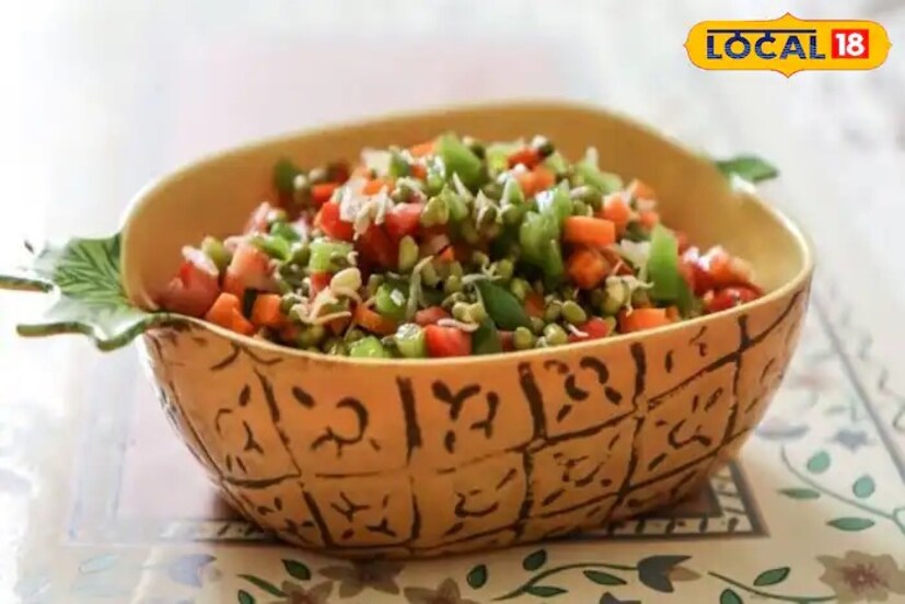 सकाळच्या नाश्त्यात तुम्ही अंकूरित मूग खाऊ शकतात. यामध्ये 47 कॅलरी असते. यामुळे तुम्ही दिवसभर ऊर्जादायी राहाल. यामध्ये कांदा, टोमॅटो, खिरे, आले, कोथिंबीर, मीठ, लिंबू आणि मिरची टाकून तुम्ही नाश्ता करू शकतात. त्यासाठी फक्त तुम्हाला रात्री मूग पाण्यात भिजत घालावे लागतील. यानंतर सकाळी तुम्ही हा हेल्दी नाश्ता करू शकतात. सकाळच्या नाश्त्यात तुम्ही अंकूरित मूग खाऊ शकतात. यामध्ये 47 कॅलरी असते. यामुळे तुम्ही दिवसभर ऊर्जादायी राहाल. यामध्ये कांदा, टोमॅटो, खिरे, आले, कोथिंबीर, मीठ, लिंबू आणि मिरची टाकून तुम्ही नाश्ता करू शकतात. त्यासाठी फक्त तुम्हाला रात्री मूग पाण्यात भिजत घालावे लागतील. यानंतर सकाळी तुम्ही हा हेल्दी नाश्ता करू शकतात.