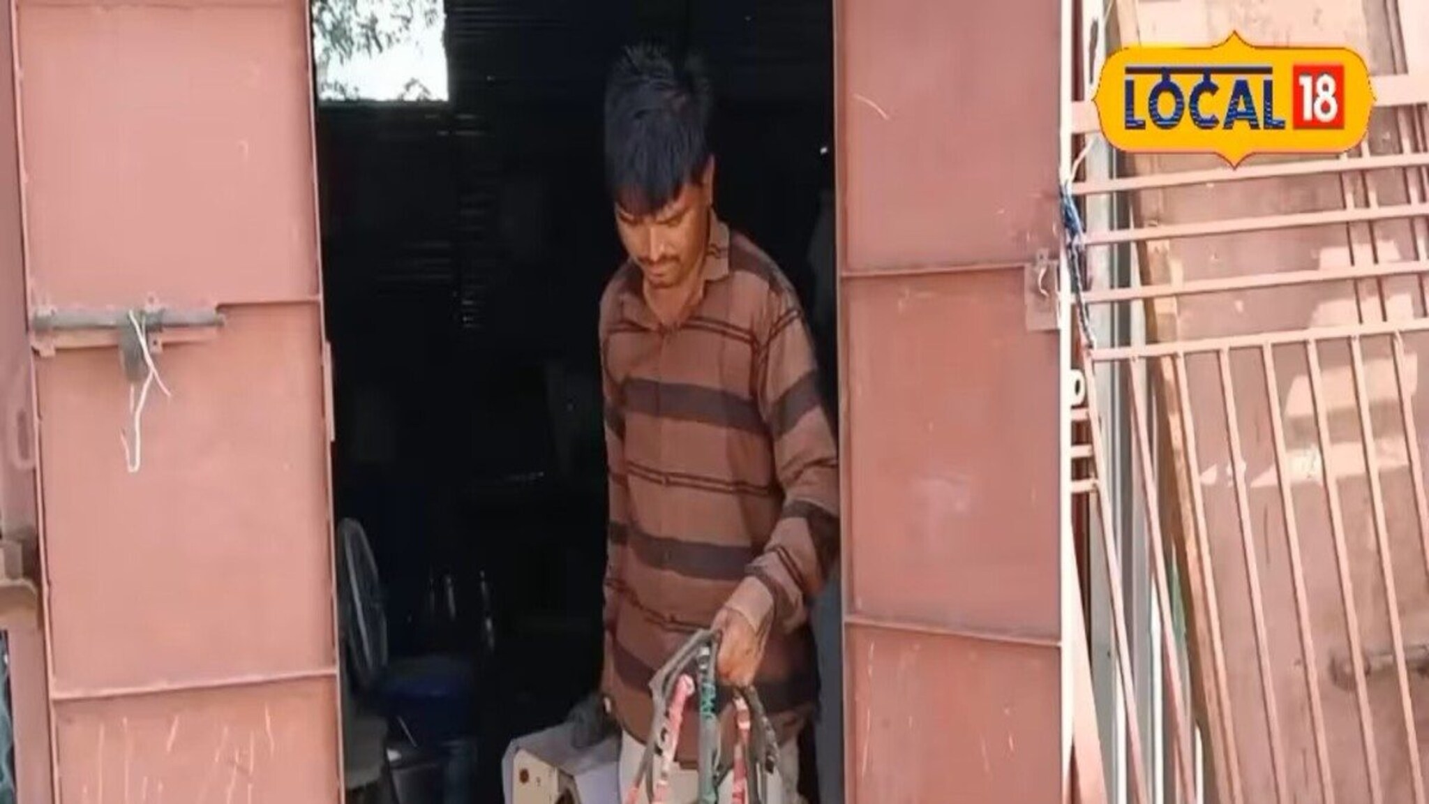 जिद्द, चिकाटीच्या जोरावर तरुणाने उभारला फॅब्रिकेशनचा उद्योग, सोलापूरच्या रहिमानची प्रेरणादायी गोष्ट!