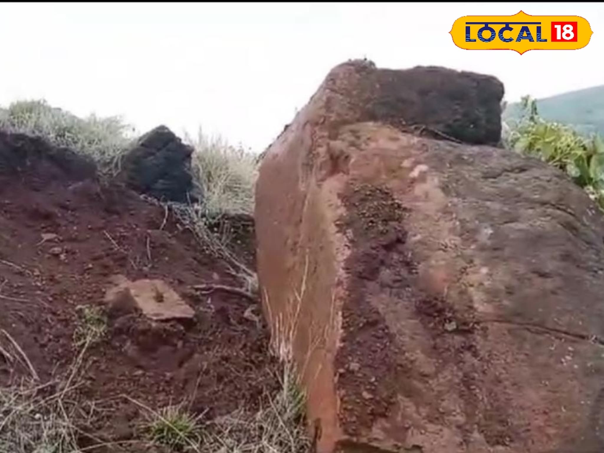 photos : सातारच्या डोंगरावरील कड्याचे मोठाले दगड कोसळू लागले, नागरिकांमध्ये भीतीचे वातावरण