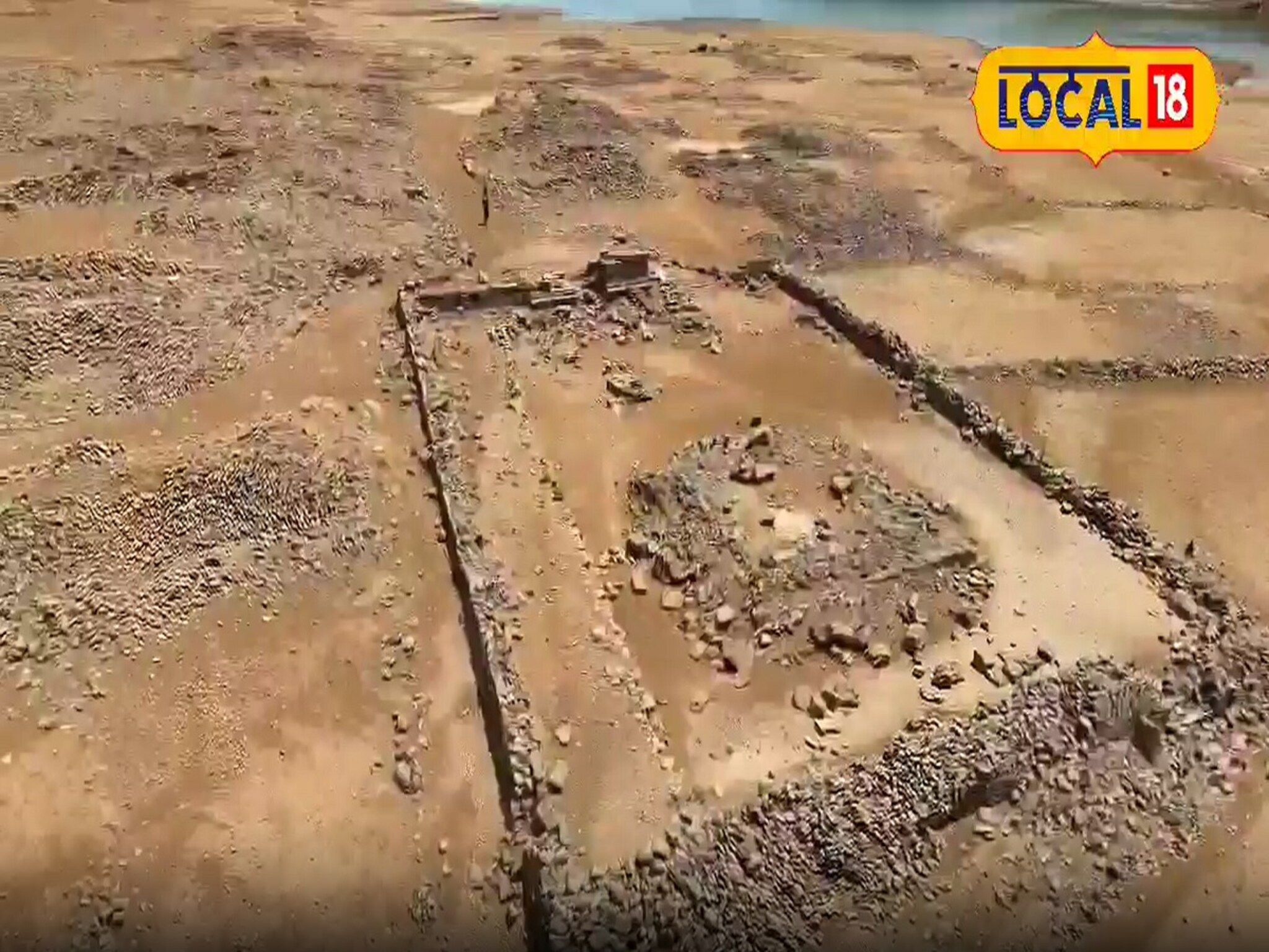 तब्बल 24 वर्षे 1 तडाही गेला नाही; धरणाची पातळी घटली अन् शिवकालीन मंदिरं दिसली!