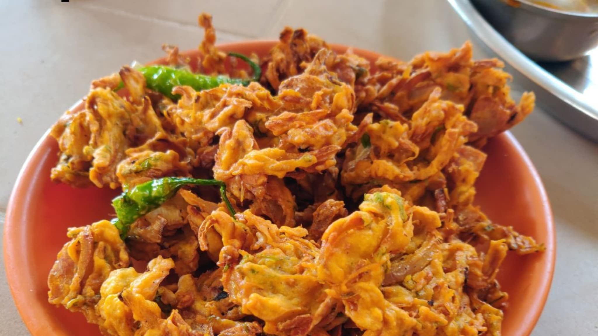 Crispy Onion Pakoda Without Besan : बेसना शिवाय बनवा कुरकुरीत कांदा भजी, पावसाळ्यात ट्राय करा ही सोपी रेसिपी