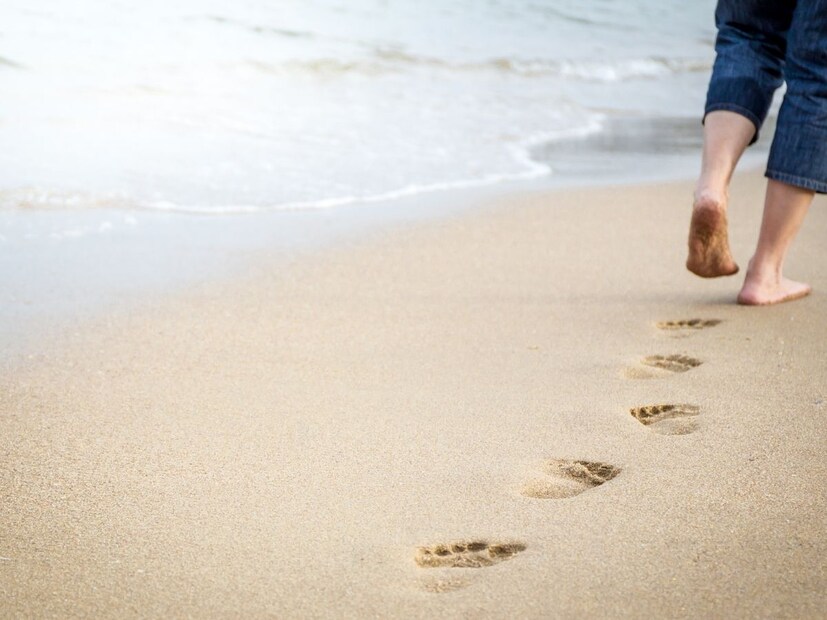 तुम्हाला विश्वास बसणार नाही 4,2,3 अशा पायांवर चालणारा जीव दुसरा तिसरा कुणी नाही तर माणूसच आहे. आता ते कसं? असं तुम्ही म्हणाल.