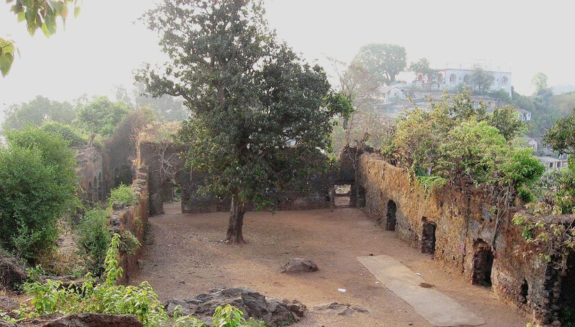 2) घोडबंदर किल्ला - सर्वात जुन्या आणि प्रसिद्ध किल्ल्यांपैकी एक म्हणजे 16व्या शतकात बांधलेला ठाण्यातील घोडबंदर किल्ला. घोड म्हणजे घोडे आणि बंदर म्हणजे किल्ला या दोन शब्दांवरून या ठिकाणाचे नाव पडले असावे, असे म्हटले जाते. घोडबंदर किल्ल्याला सुमारे 500 वर्षांचा ऐतिहासिक वारसा लाभलेला आहे. पोर्तुगिज, मराठा आणि ब्रिटिश असे तिन्ही सत्ता पाहिलेला असा हा किल्ला. तुम्हालाही जर पावसाळ्यात गडकिल्ले फिरण्याची आवड आहे. त्यांनी इथे नक्की भेट द्यायला हवी.