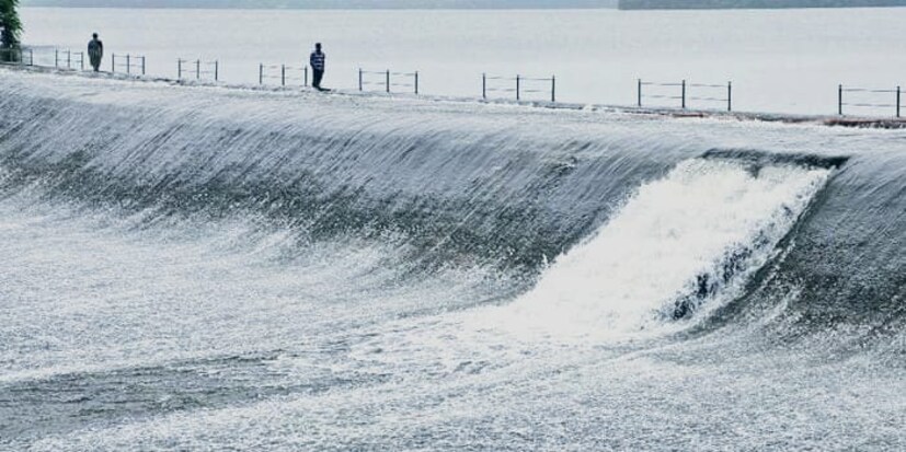 3) तानसा धरण - तानसा हे धरण ठाणे जिल्ह्यातील पाणीपुरवठा करणारे महत्वाचे धरण आहे. 1925 मध्ये हे धरण बांधण्यात आले होते. तानसा धरण हे एक मोठे गुरुत्वाकर्षण असणारे धरण असल्यामुळे हे पर्यटकांचे आवडते पर्यटनस्थळ म्हणून देखिल प्रसिद्ध आहे. पावसाळ्यात अनेकजण या भरलेल्या तलावाला पाहण्यासाठी येतात. या धरणाच्या आजूबाजूचा परिसर नयनरम्य आहे. ठाणे बस स्थानकापासून हे धरण 60 किलोमीटर अंतरावर आहे.